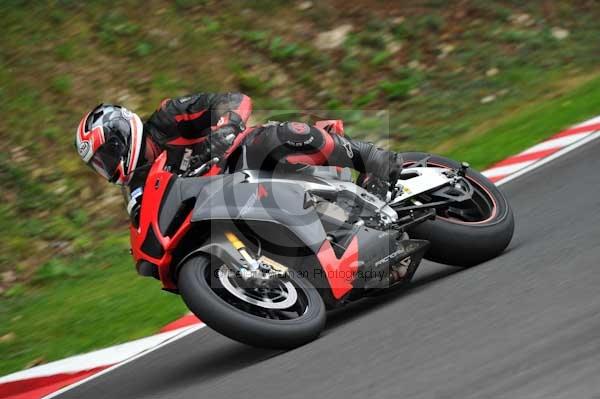 Motorcycle action photographs;cadwell;cadwell park photographs;event digital images;eventdigitalimages;motor racing louth lincolnshire;no limits trackday;peter wileman photography;trackday;trackday digital images;trackday photos
