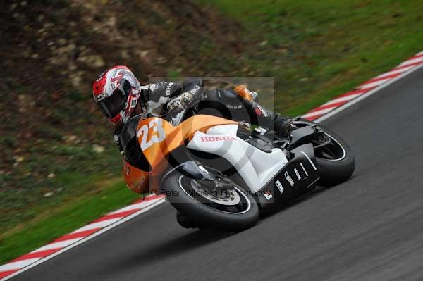 Motorcycle action photographs;cadwell;cadwell park photographs;event digital images;eventdigitalimages;motor racing louth lincolnshire;no limits trackday;peter wileman photography;trackday;trackday digital images;trackday photos