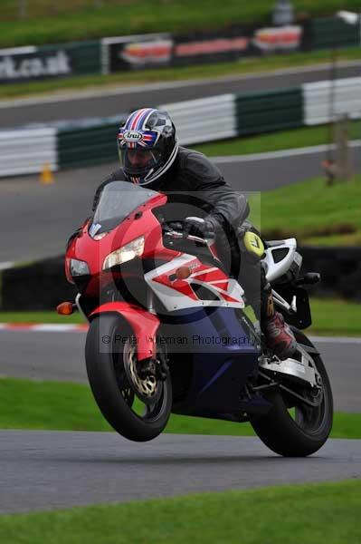 Motorcycle action photographs;cadwell;cadwell park photographs;event digital images;eventdigitalimages;motor racing louth lincolnshire;no limits trackday;peter wileman photography;trackday;trackday digital images;trackday photos