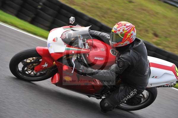 Motorcycle action photographs;cadwell;cadwell park photographs;event digital images;eventdigitalimages;motor racing louth lincolnshire;no limits trackday;peter wileman photography;trackday;trackday digital images;trackday photos