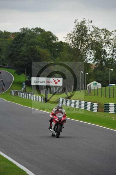 Motorcycle action photographs;cadwell;cadwell park photographs;event digital images;eventdigitalimages;motor racing louth lincolnshire;no limits trackday;peter wileman photography;trackday;trackday digital images;trackday photos