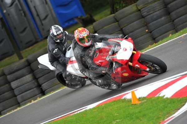 Motorcycle action photographs;cadwell;cadwell park photographs;event digital images;eventdigitalimages;motor racing louth lincolnshire;no limits trackday;peter wileman photography;trackday;trackday digital images;trackday photos