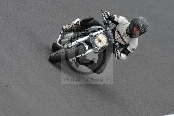 Motorcycle action photographs;cadwell;cadwell park photographs;event digital images;eventdigitalimages;motor racing louth lincolnshire;no limits trackday;peter wileman photography;trackday;trackday digital images;trackday photos