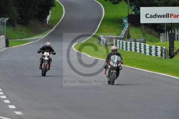 Motorcycle action photographs;cadwell;cadwell park photographs;event digital images;eventdigitalimages;motor racing louth lincolnshire;no limits trackday;peter wileman photography;trackday;trackday digital images;trackday photos