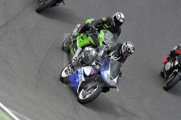 Motorcycle action photographs;cadwell;cadwell park photographs;event digital images;eventdigitalimages;motor racing louth lincolnshire;no limits trackday;peter wileman photography;trackday;trackday digital images;trackday photos