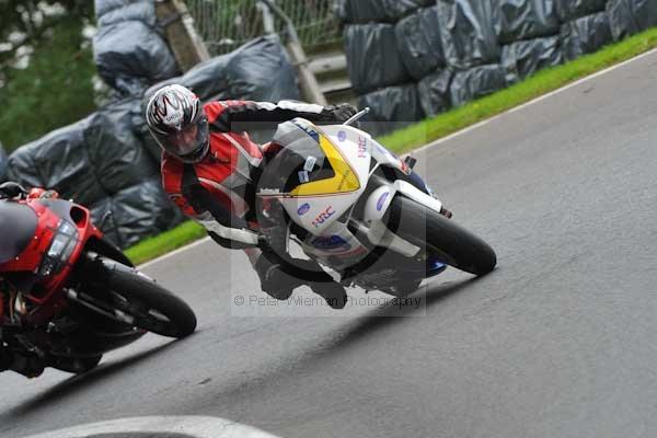 Motorcycle action photographs;cadwell;cadwell park photographs;event digital images;eventdigitalimages;motor racing louth lincolnshire;no limits trackday;peter wileman photography;trackday;trackday digital images;trackday photos