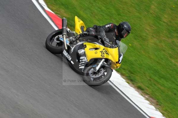 Motorcycle action photographs;cadwell;cadwell park photographs;event digital images;eventdigitalimages;motor racing louth lincolnshire;no limits trackday;peter wileman photography;trackday;trackday digital images;trackday photos