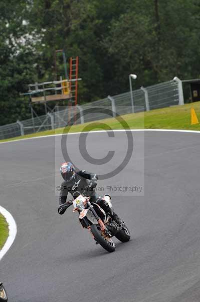 Motorcycle action photographs;cadwell;cadwell park photographs;event digital images;eventdigitalimages;motor racing louth lincolnshire;no limits trackday;peter wileman photography;trackday;trackday digital images;trackday photos