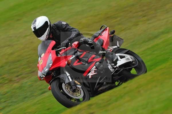 Motorcycle action photographs;cadwell;cadwell park photographs;event digital images;eventdigitalimages;motor racing louth lincolnshire;no limits trackday;peter wileman photography;trackday;trackday digital images;trackday photos