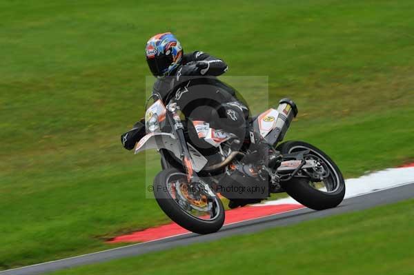 Motorcycle action photographs;cadwell;cadwell park photographs;event digital images;eventdigitalimages;motor racing louth lincolnshire;no limits trackday;peter wileman photography;trackday;trackday digital images;trackday photos