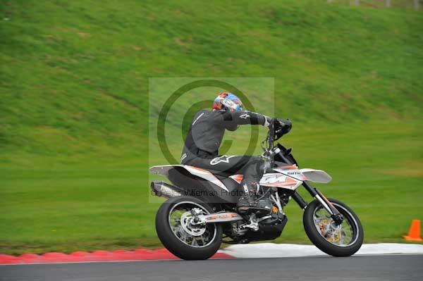 Motorcycle action photographs;cadwell;cadwell park photographs;event digital images;eventdigitalimages;motor racing louth lincolnshire;no limits trackday;peter wileman photography;trackday;trackday digital images;trackday photos