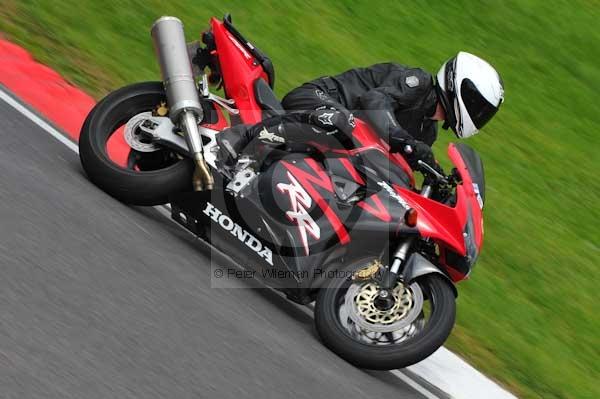 Motorcycle action photographs;cadwell;cadwell park photographs;event digital images;eventdigitalimages;motor racing louth lincolnshire;no limits trackday;peter wileman photography;trackday;trackday digital images;trackday photos