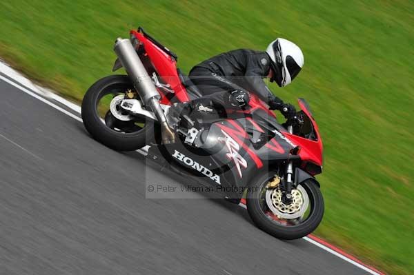 Motorcycle action photographs;cadwell;cadwell park photographs;event digital images;eventdigitalimages;motor racing louth lincolnshire;no limits trackday;peter wileman photography;trackday;trackday digital images;trackday photos