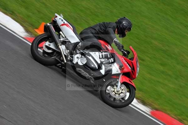 Motorcycle action photographs;cadwell;cadwell park photographs;event digital images;eventdigitalimages;motor racing louth lincolnshire;no limits trackday;peter wileman photography;trackday;trackday digital images;trackday photos