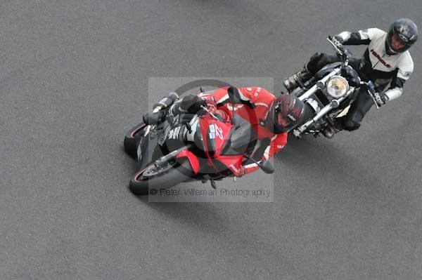 Motorcycle action photographs;cadwell;cadwell park photographs;event digital images;eventdigitalimages;motor racing louth lincolnshire;no limits trackday;peter wileman photography;trackday;trackday digital images;trackday photos