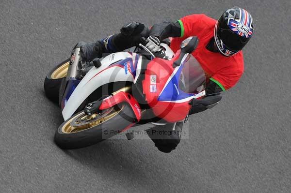 Motorcycle action photographs;cadwell;cadwell park photographs;event digital images;eventdigitalimages;motor racing louth lincolnshire;no limits trackday;peter wileman photography;trackday;trackday digital images;trackday photos