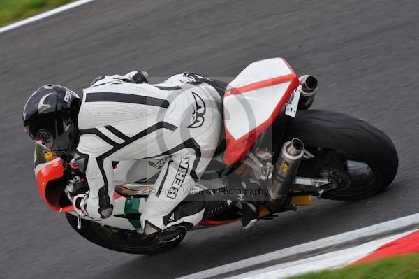 Motorcycle action photographs;cadwell;cadwell park photographs;event digital images;eventdigitalimages;motor racing louth lincolnshire;no limits trackday;peter wileman photography;trackday;trackday digital images;trackday photos