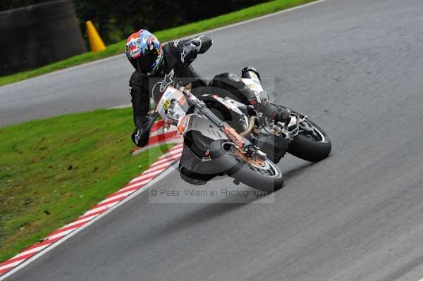 Motorcycle action photographs;cadwell;cadwell park photographs;event digital images;eventdigitalimages;motor racing louth lincolnshire;no limits trackday;peter wileman photography;trackday;trackday digital images;trackday photos