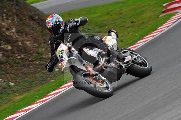Motorcycle action photographs;cadwell;cadwell park photographs;event digital images;eventdigitalimages;motor racing louth lincolnshire;no limits trackday;peter wileman photography;trackday;trackday digital images;trackday photos