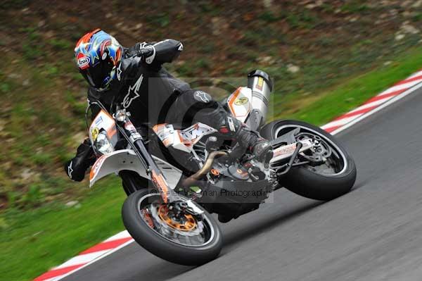 Motorcycle action photographs;cadwell;cadwell park photographs;event digital images;eventdigitalimages;motor racing louth lincolnshire;no limits trackday;peter wileman photography;trackday;trackday digital images;trackday photos