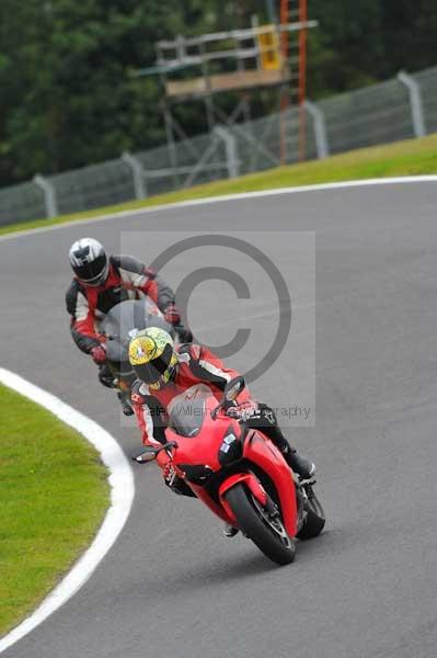 Motorcycle action photographs;cadwell;cadwell park photographs;event digital images;eventdigitalimages;motor racing louth lincolnshire;no limits trackday;peter wileman photography;trackday;trackday digital images;trackday photos