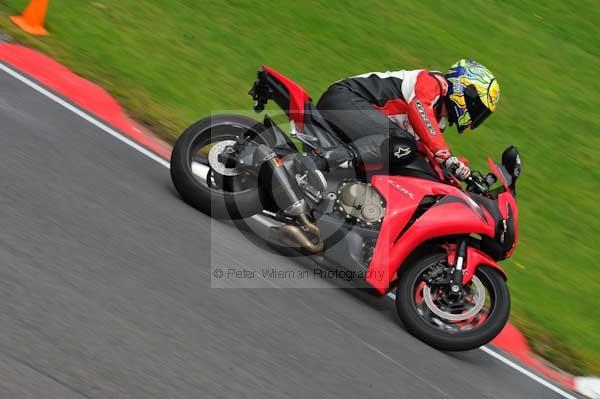 Motorcycle action photographs;cadwell;cadwell park photographs;event digital images;eventdigitalimages;motor racing louth lincolnshire;no limits trackday;peter wileman photography;trackday;trackday digital images;trackday photos