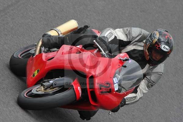 Motorcycle action photographs;cadwell;cadwell park photographs;event digital images;eventdigitalimages;motor racing louth lincolnshire;no limits trackday;peter wileman photography;trackday;trackday digital images;trackday photos