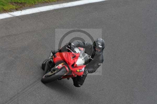 Motorcycle action photographs;cadwell;cadwell park photographs;event digital images;eventdigitalimages;motor racing louth lincolnshire;no limits trackday;peter wileman photography;trackday;trackday digital images;trackday photos
