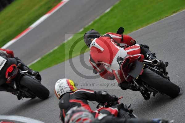 Motorcycle action photographs;cadwell;cadwell park photographs;event digital images;eventdigitalimages;motor racing louth lincolnshire;no limits trackday;peter wileman photography;trackday;trackday digital images;trackday photos