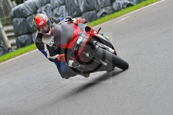 Motorcycle action photographs;cadwell;cadwell park photographs;event digital images;eventdigitalimages;motor racing louth lincolnshire;no limits trackday;peter wileman photography;trackday;trackday digital images;trackday photos
