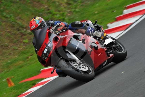 Motorcycle action photographs;cadwell;cadwell park photographs;event digital images;eventdigitalimages;motor racing louth lincolnshire;no limits trackday;peter wileman photography;trackday;trackday digital images;trackday photos