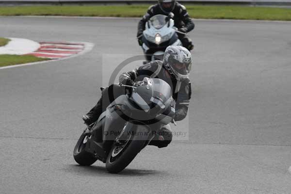 Motorcycle action photographs;event digital images;eventdigitalimages;no limits trackday;oulton park;oulton park circuit cheshire;oulton park photographs;peter wileman photography;trackday;trackday digital images;trackday photos