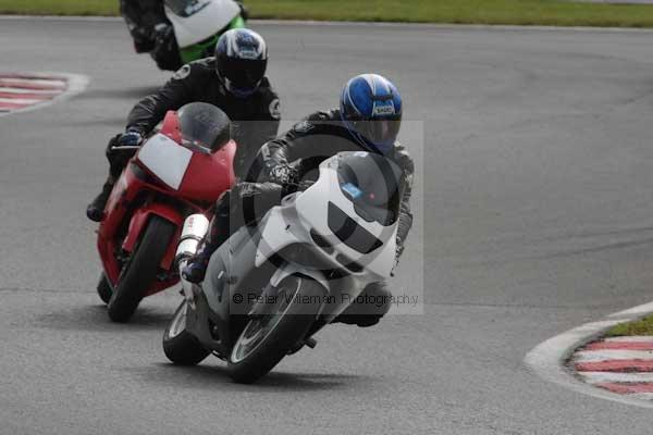 Motorcycle action photographs;event digital images;eventdigitalimages;no limits trackday;oulton park;oulton park circuit cheshire;oulton park photographs;peter wileman photography;trackday;trackday digital images;trackday photos