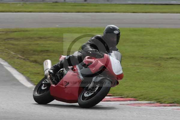 Motorcycle action photographs;event digital images;eventdigitalimages;no limits trackday;oulton park;oulton park circuit cheshire;oulton park photographs;peter wileman photography;trackday;trackday digital images;trackday photos