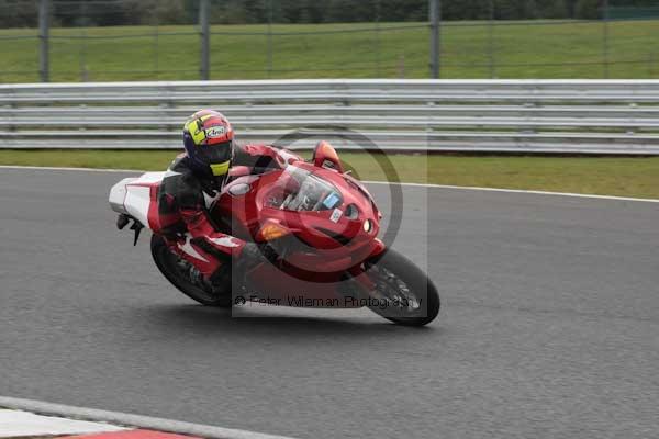 Motorcycle action photographs;event digital images;eventdigitalimages;no limits trackday;oulton park;oulton park circuit cheshire;oulton park photographs;peter wileman photography;trackday;trackday digital images;trackday photos