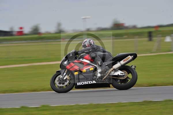 Motorcycle action photographs;Ty croes;anglesey;anglesey photographs;event digital images;eventdigitalimages;no limits trackday;peter wileman photography;trac mon;trackday;trackday digital images;trackday photos