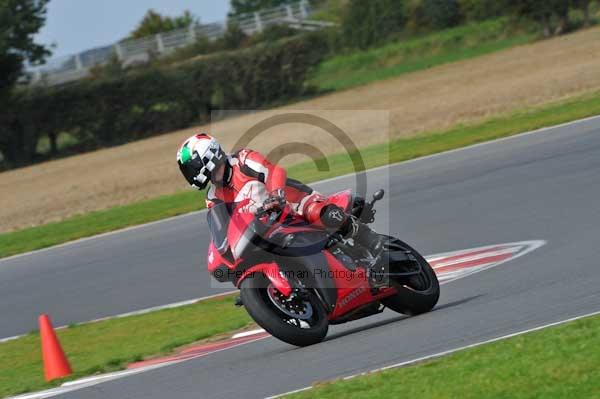 Motorcycle action photographs;Ty croes;anglesey;anglesey photographs;event digital images;eventdigitalimages;no limits trackday;peter wileman photography;trac mon;trackday;trackday digital images;trackday photos