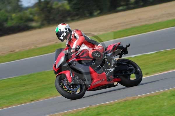 Motorcycle action photographs;Ty croes;anglesey;anglesey photographs;event digital images;eventdigitalimages;no limits trackday;peter wileman photography;trac mon;trackday;trackday digital images;trackday photos