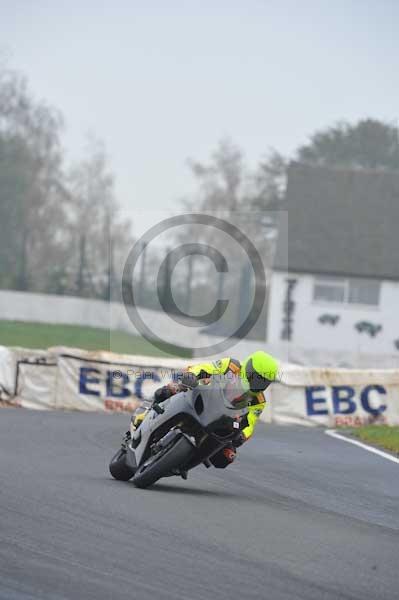Mallory park Leicestershire;Mallory park photographs;Motorcycle action photographs;event digital images;eventdigitalimages;mallory park;no limits trackday;peter wileman photography;trackday;trackday digital images;trackday photos