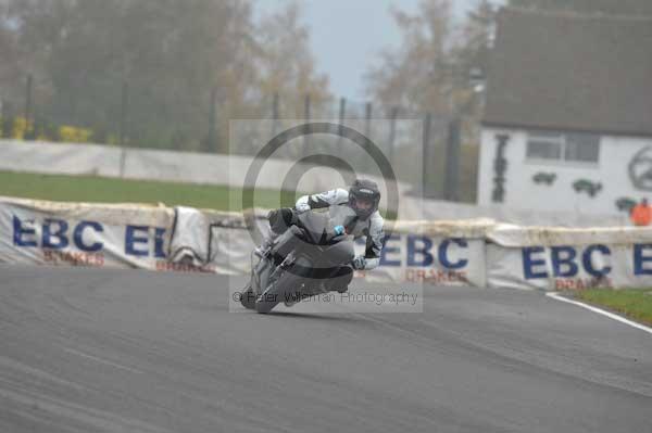 Mallory park Leicestershire;Mallory park photographs;Motorcycle action photographs;event digital images;eventdigitalimages;mallory park;no limits trackday;peter wileman photography;trackday;trackday digital images;trackday photos