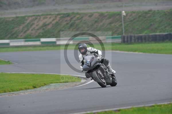 Mallory park Leicestershire;Mallory park photographs;Motorcycle action photographs;event digital images;eventdigitalimages;mallory park;no limits trackday;peter wileman photography;trackday;trackday digital images;trackday photos