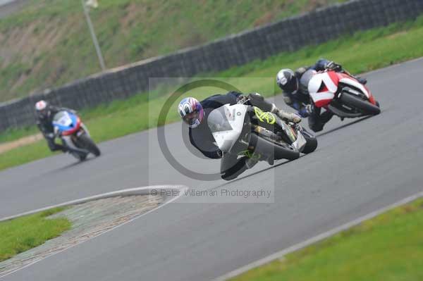 Mallory park Leicestershire;Mallory park photographs;Motorcycle action photographs;event digital images;eventdigitalimages;mallory park;no limits trackday;peter wileman photography;trackday;trackday digital images;trackday photos