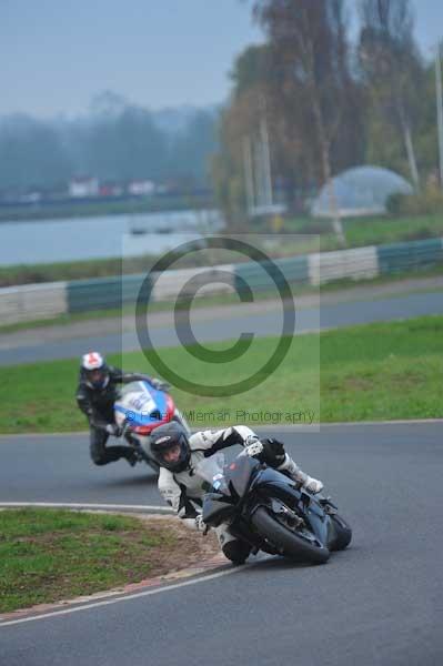 Mallory park Leicestershire;Mallory park photographs;Motorcycle action photographs;event digital images;eventdigitalimages;mallory park;no limits trackday;peter wileman photography;trackday;trackday digital images;trackday photos
