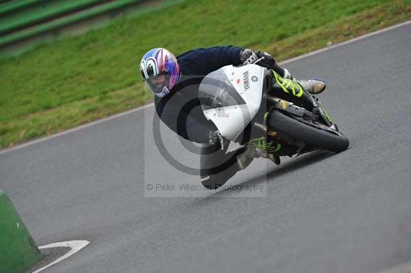 Mallory park Leicestershire;Mallory park photographs;Motorcycle action photographs;event digital images;eventdigitalimages;mallory park;no limits trackday;peter wileman photography;trackday;trackday digital images;trackday photos