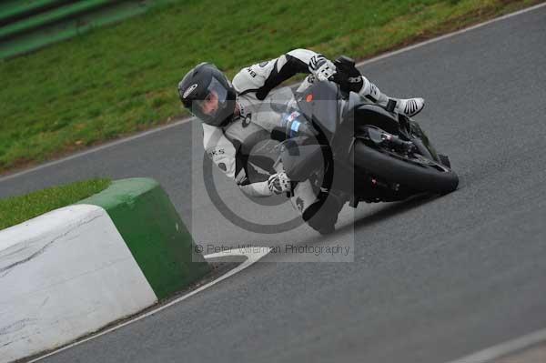 Mallory park Leicestershire;Mallory park photographs;Motorcycle action photographs;event digital images;eventdigitalimages;mallory park;no limits trackday;peter wileman photography;trackday;trackday digital images;trackday photos