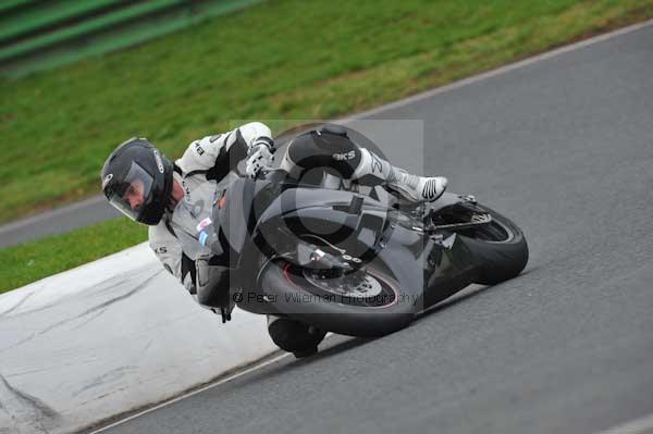 Mallory park Leicestershire;Mallory park photographs;Motorcycle action photographs;event digital images;eventdigitalimages;mallory park;no limits trackday;peter wileman photography;trackday;trackday digital images;trackday photos