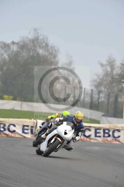 Mallory park Leicestershire;Mallory park photographs;Motorcycle action photographs;event digital images;eventdigitalimages;mallory park;no limits trackday;peter wileman photography;trackday;trackday digital images;trackday photos