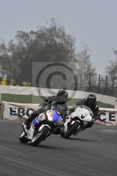 Mallory park Leicestershire;Mallory park photographs;Motorcycle action photographs;event digital images;eventdigitalimages;mallory park;no limits trackday;peter wileman photography;trackday;trackday digital images;trackday photos