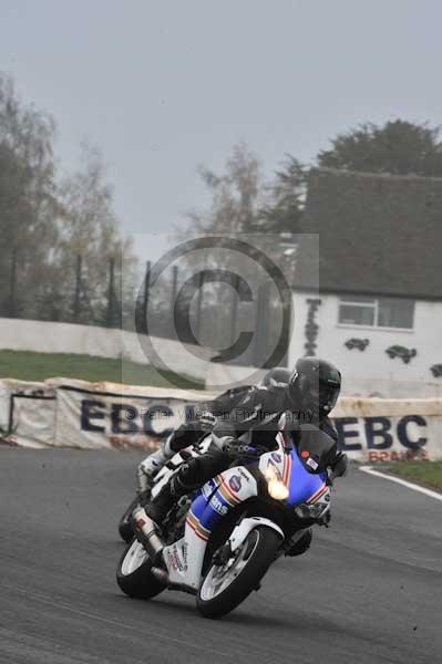 Mallory park Leicestershire;Mallory park photographs;Motorcycle action photographs;event digital images;eventdigitalimages;mallory park;no limits trackday;peter wileman photography;trackday;trackday digital images;trackday photos