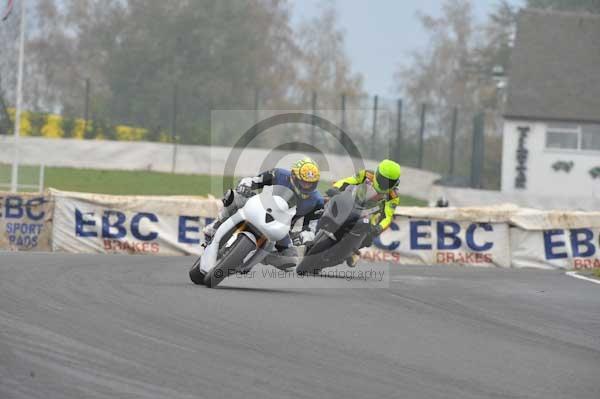 Mallory park Leicestershire;Mallory park photographs;Motorcycle action photographs;event digital images;eventdigitalimages;mallory park;no limits trackday;peter wileman photography;trackday;trackday digital images;trackday photos